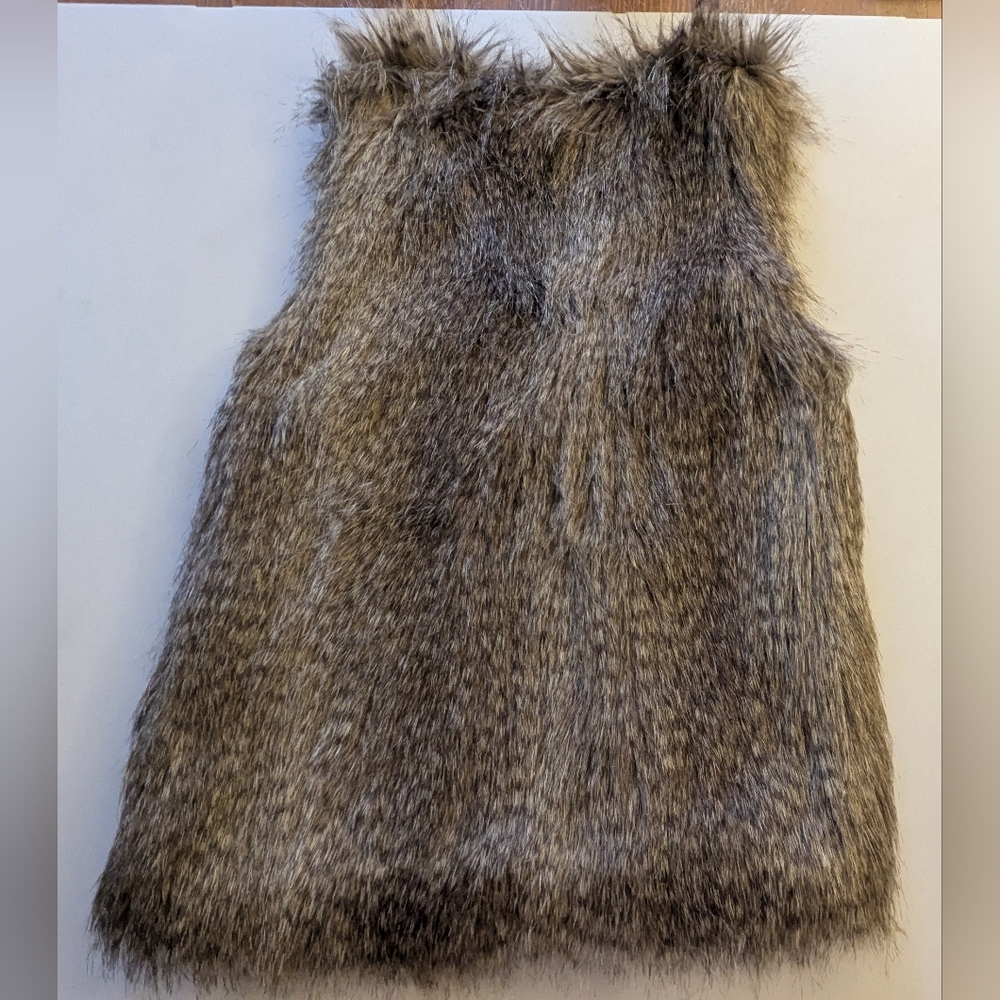 H&M Women’s Beige Stylish Lightweight Faux Fur Vest. Size 4 - Picture 8 of 11